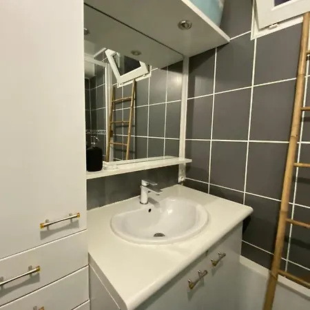 Nice And Comfortable 70M In Merignac *